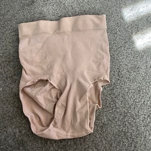 SKIMS shape wear spanx